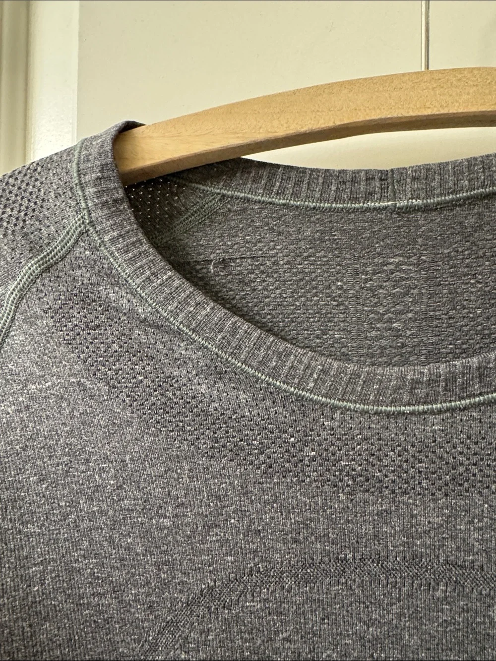Lululemon Swiftly Tech Long-Sleeve Shirt Waist Length in Heathered Black Size 8